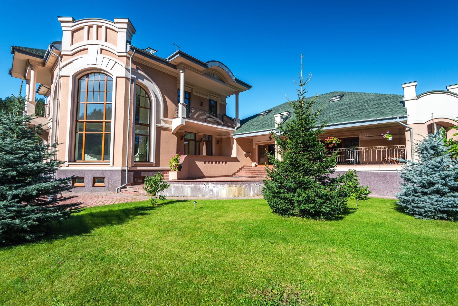 Bright, premium home exterior served by Luma Clean